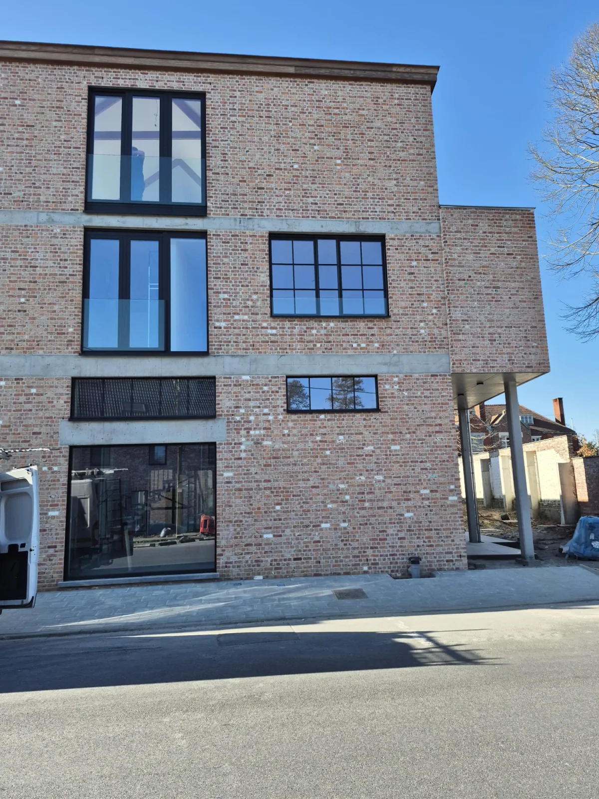 Woning met meerdere glazen doorvalbeveiligingen