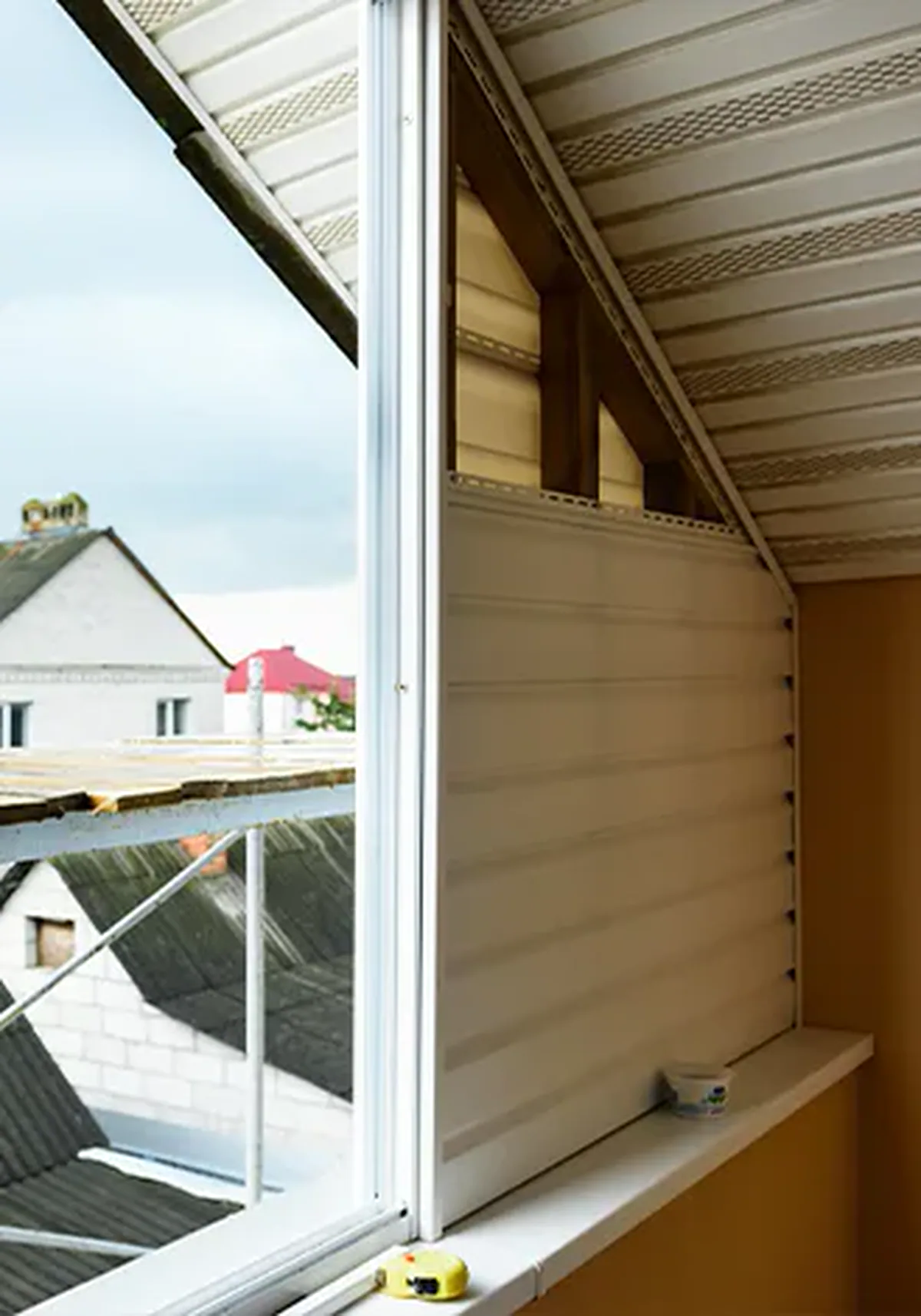 PVC binnenafwerking rond een raam