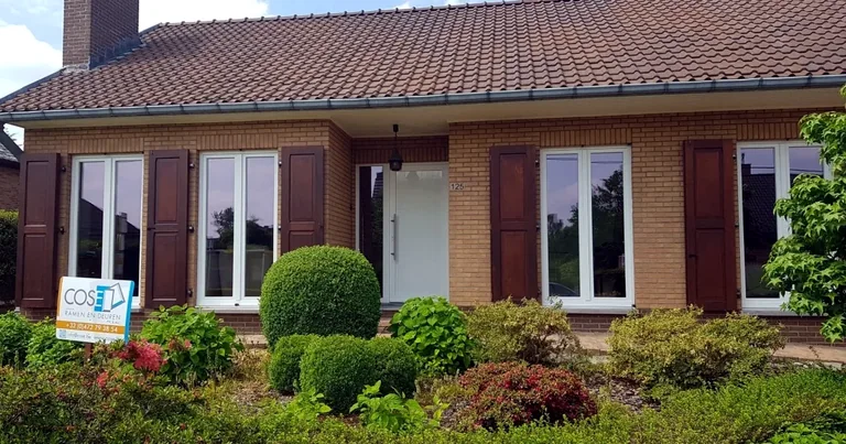Witte voordeur en ramen in een gerenoveerde woning
