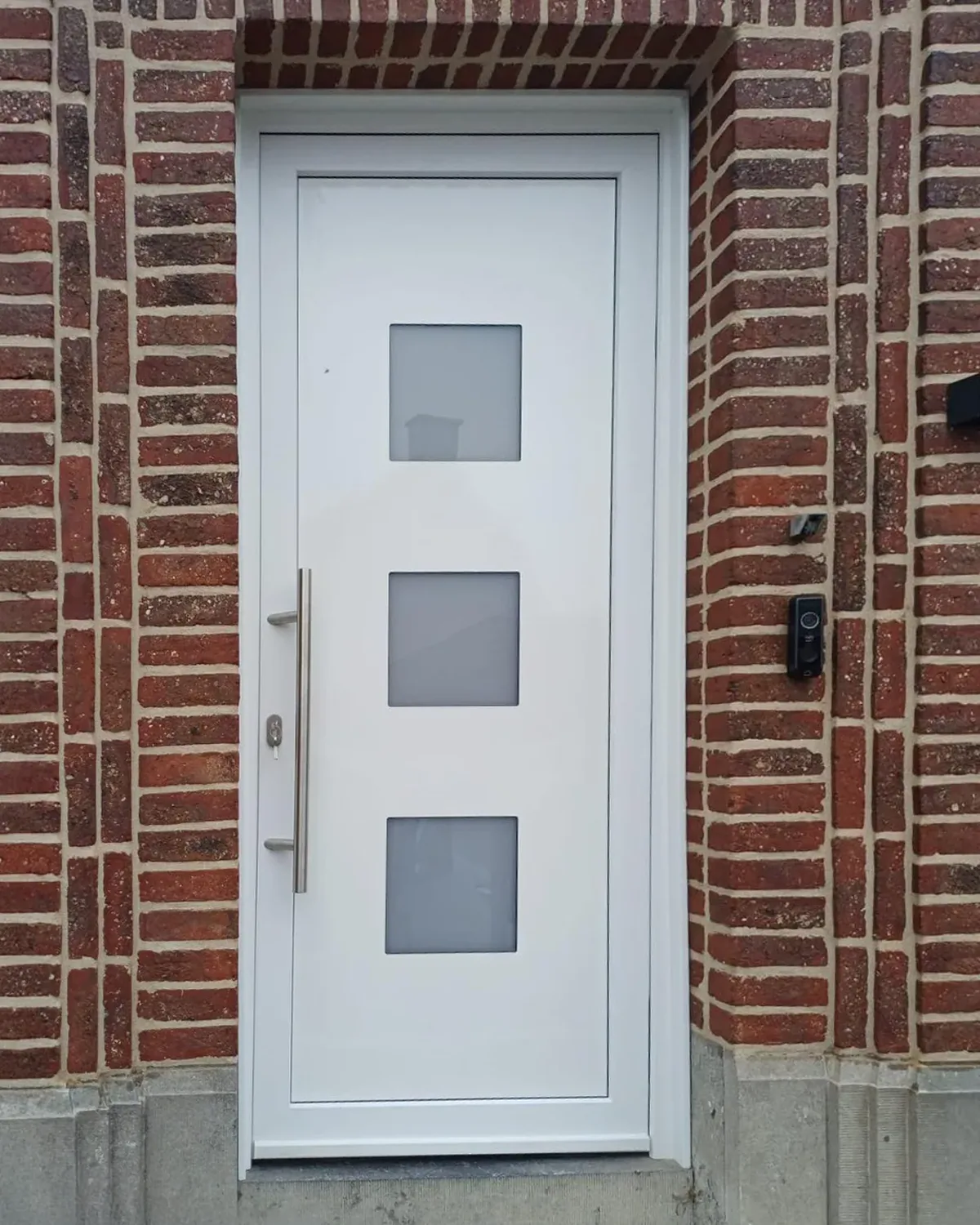 Witte PVC deur met vierkante glaspartijen