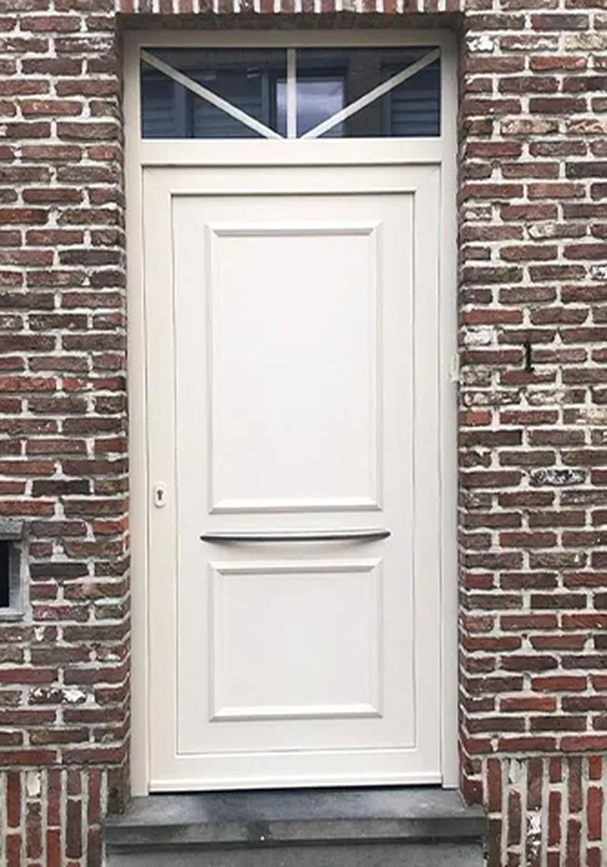Crèmekleurige houten deur