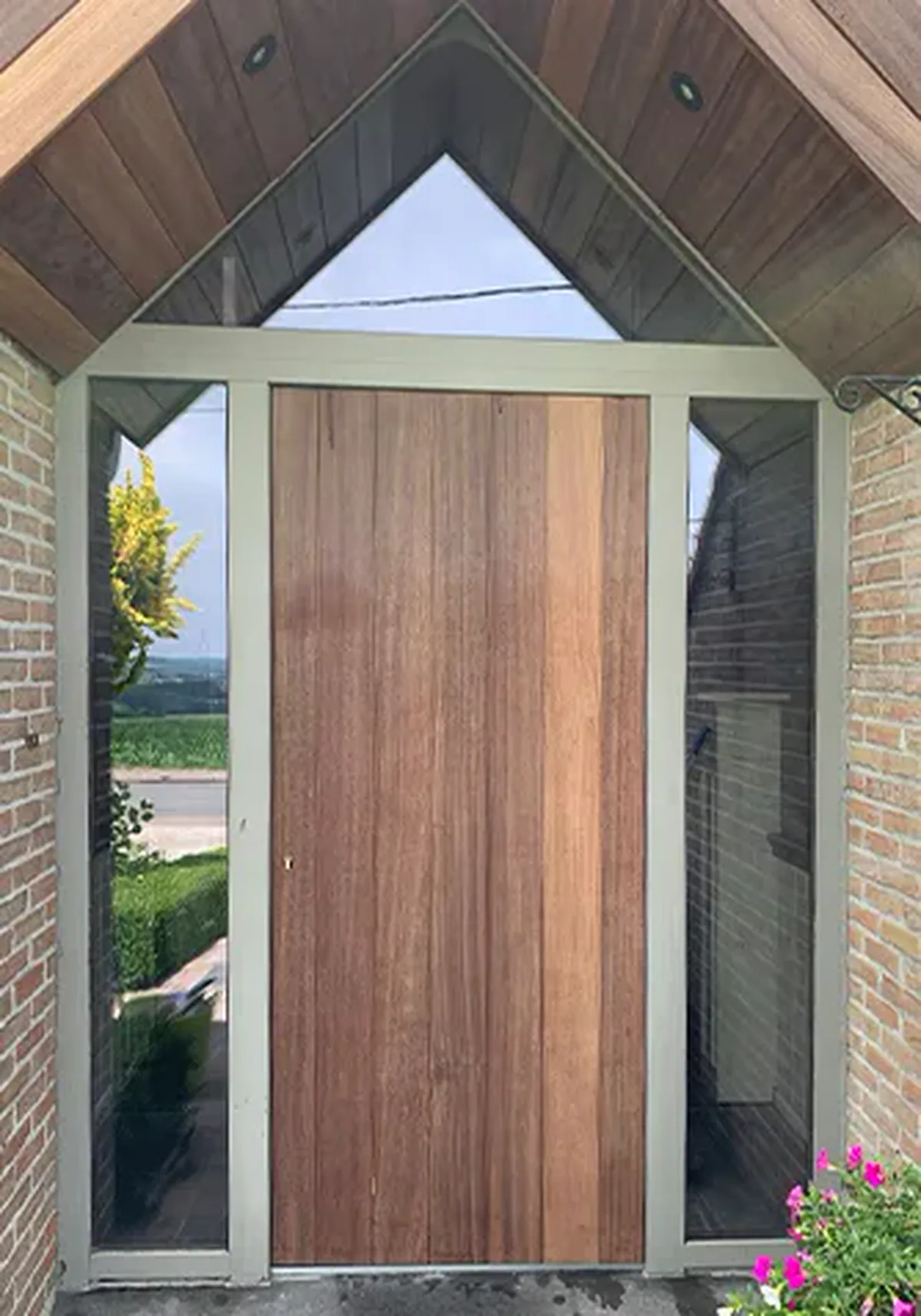 Houten deur met omliggende beglazing