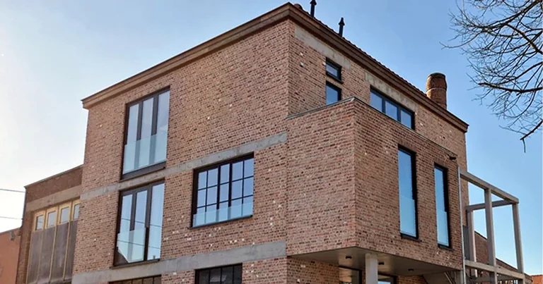 Hoge raamopeningen met doorvalbeveiliging in een nieuwbouwgevel