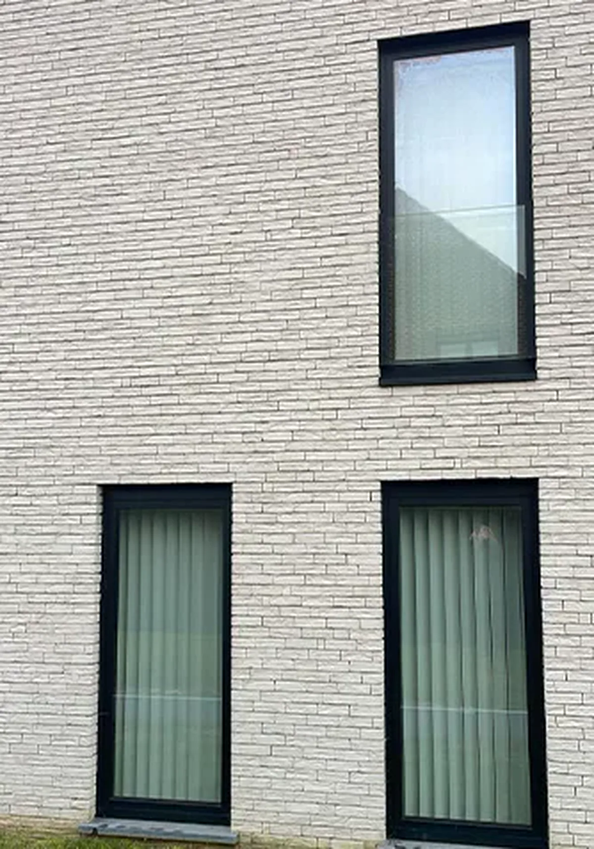Doorvalbeveiliging gemonteerd op een raamkader