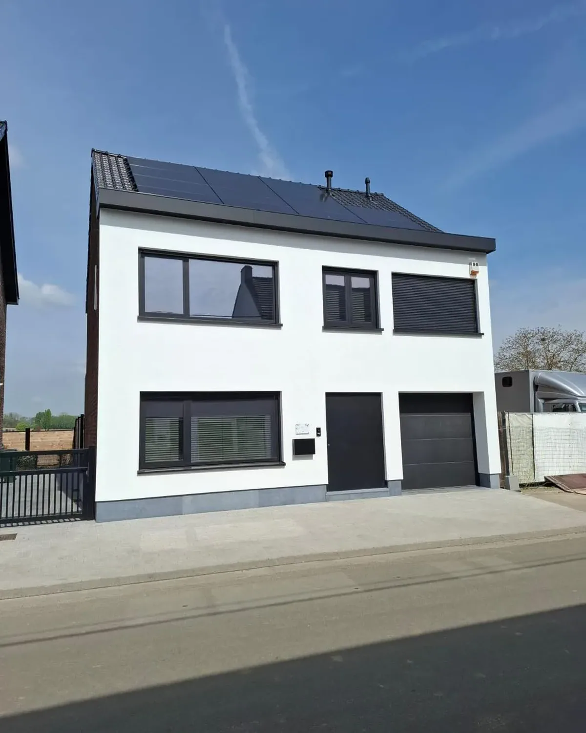 Zwarte ramen met zonwerende screens