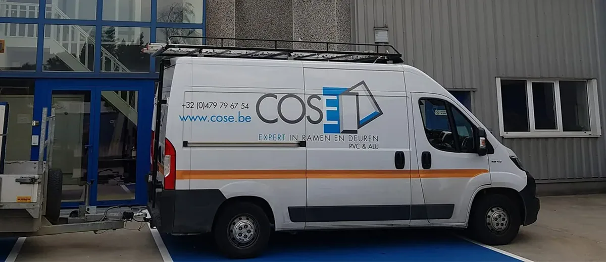 Cose servicewagen onderweg naar een project