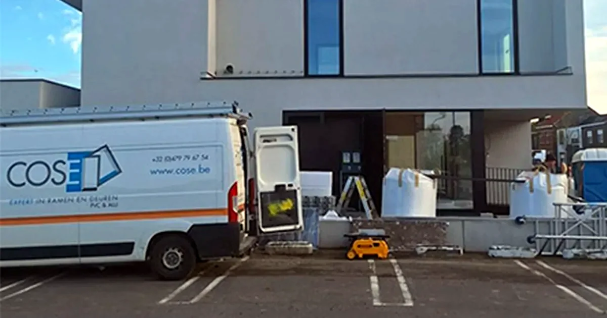 Plaatsing van ramen door het team van Cose