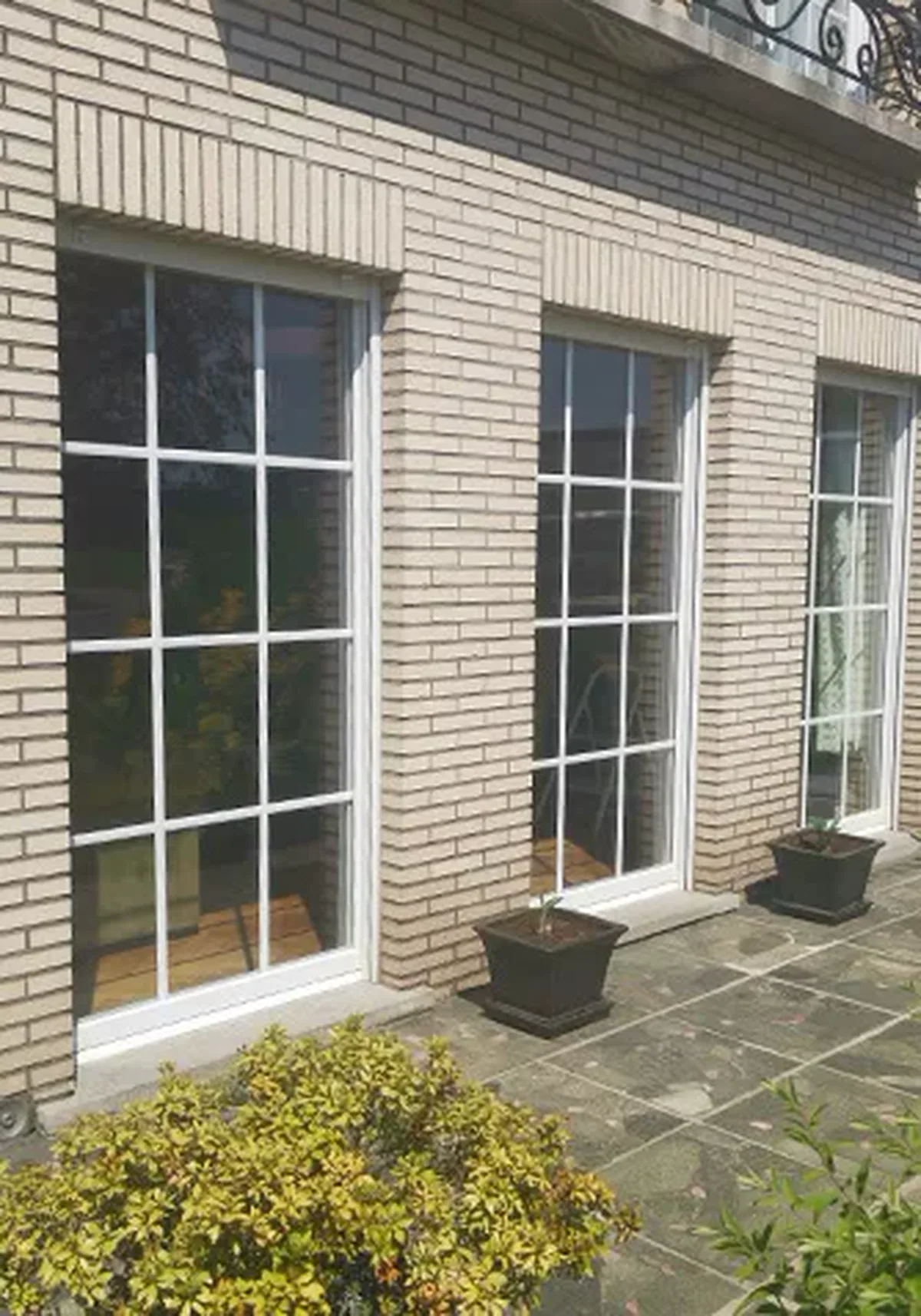 Grote witte ramen met meerdere vlakken