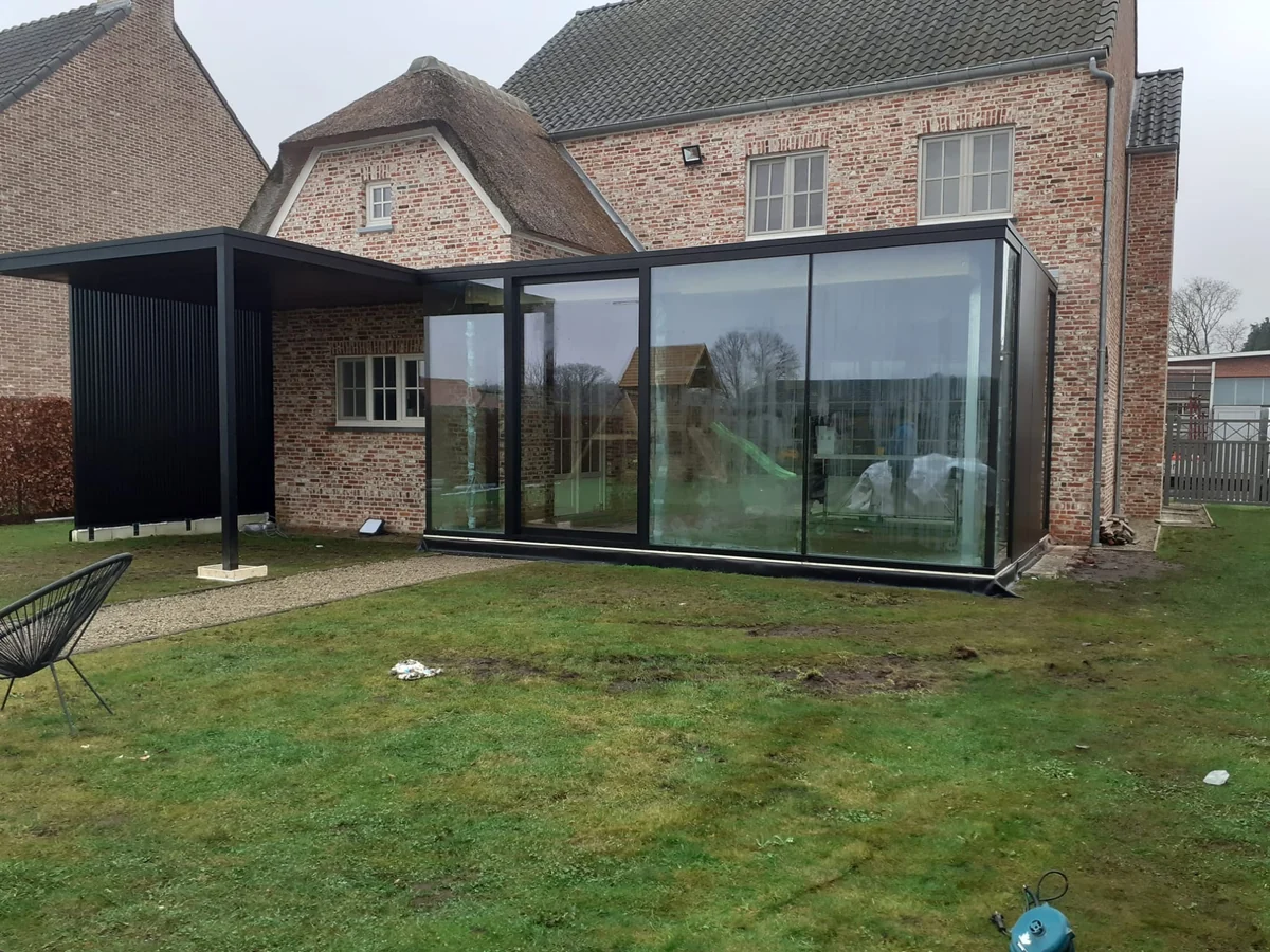 Aluminium overkapping met glazen wanden aan een woning