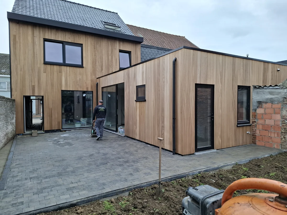 Afgewerkt bijgebouw met houten gevelbekleding en grote ramen