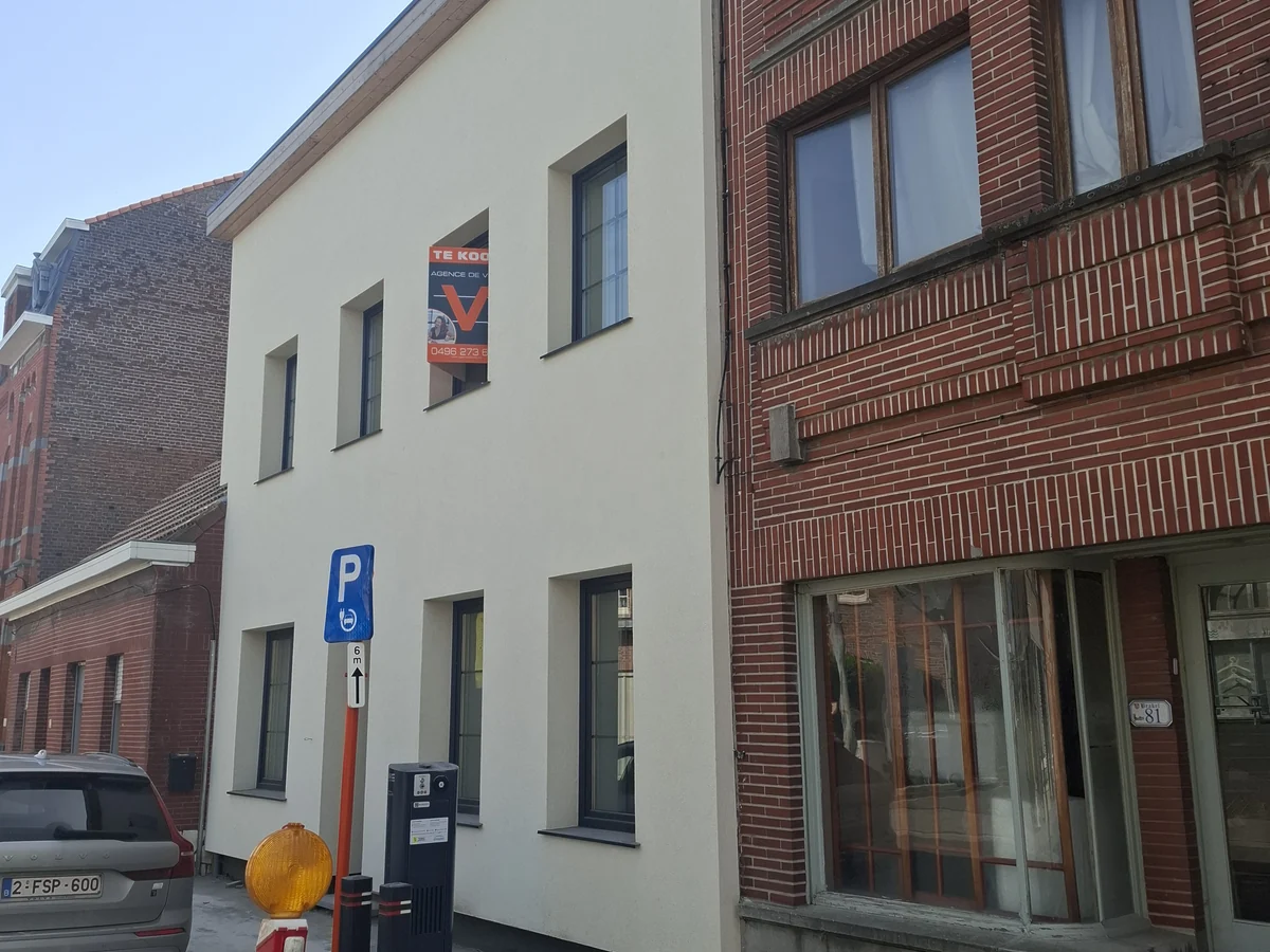 Bakstenen woning met nieuwe witte ramen en deur