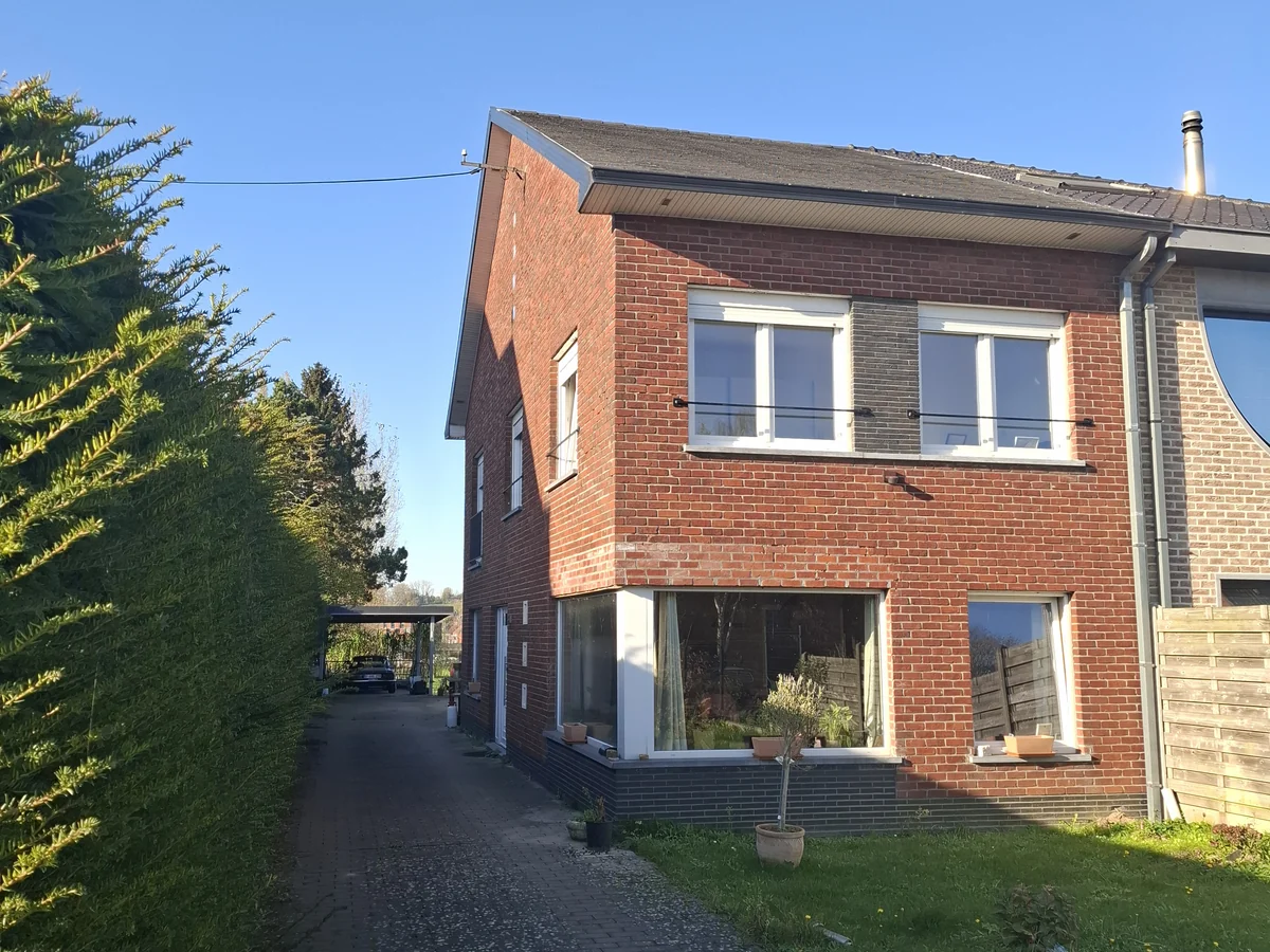 Bakstenen woning met vernieuwd buitenschrijnwerk