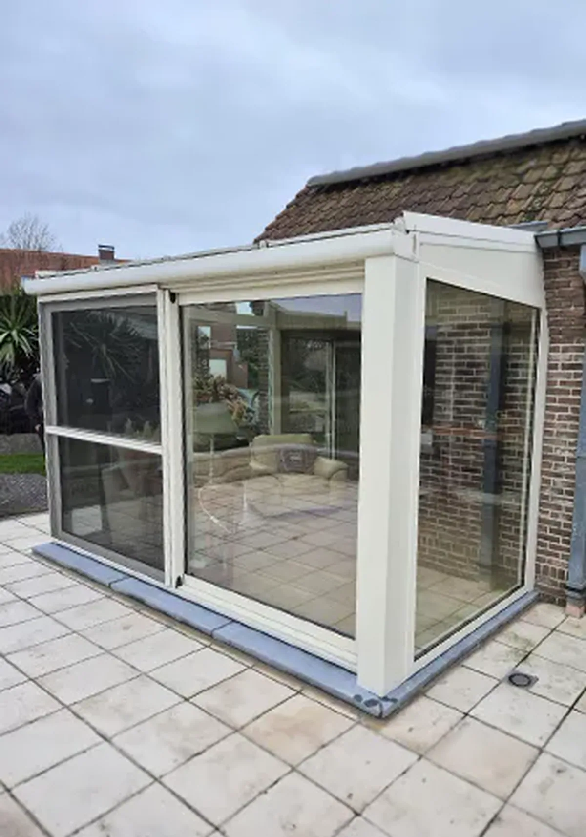 Witte schuifdeur in een veranda