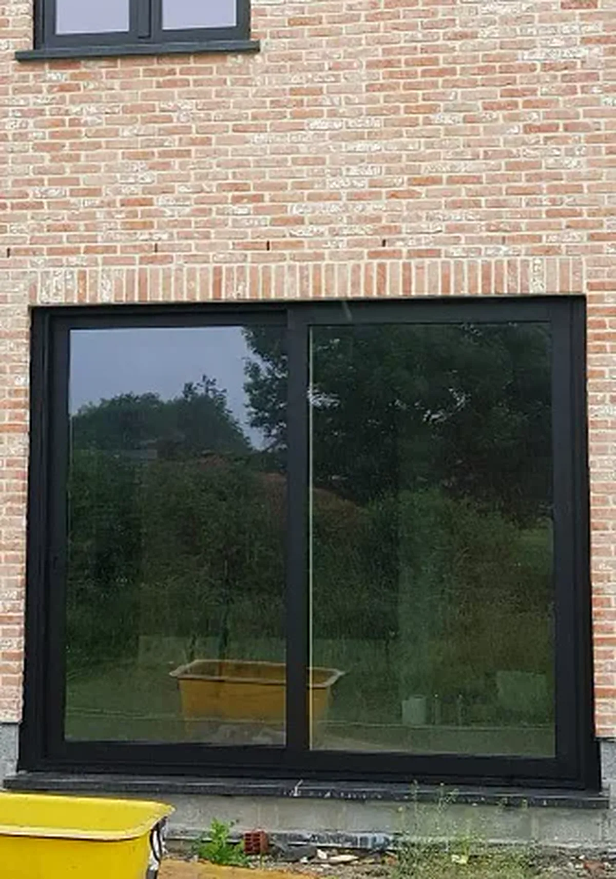 Zwart schuifraam naar het terras