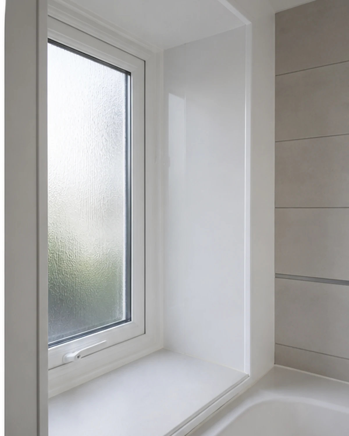 Waterbestendige PVC dagkanten in een badkamerrenovatie