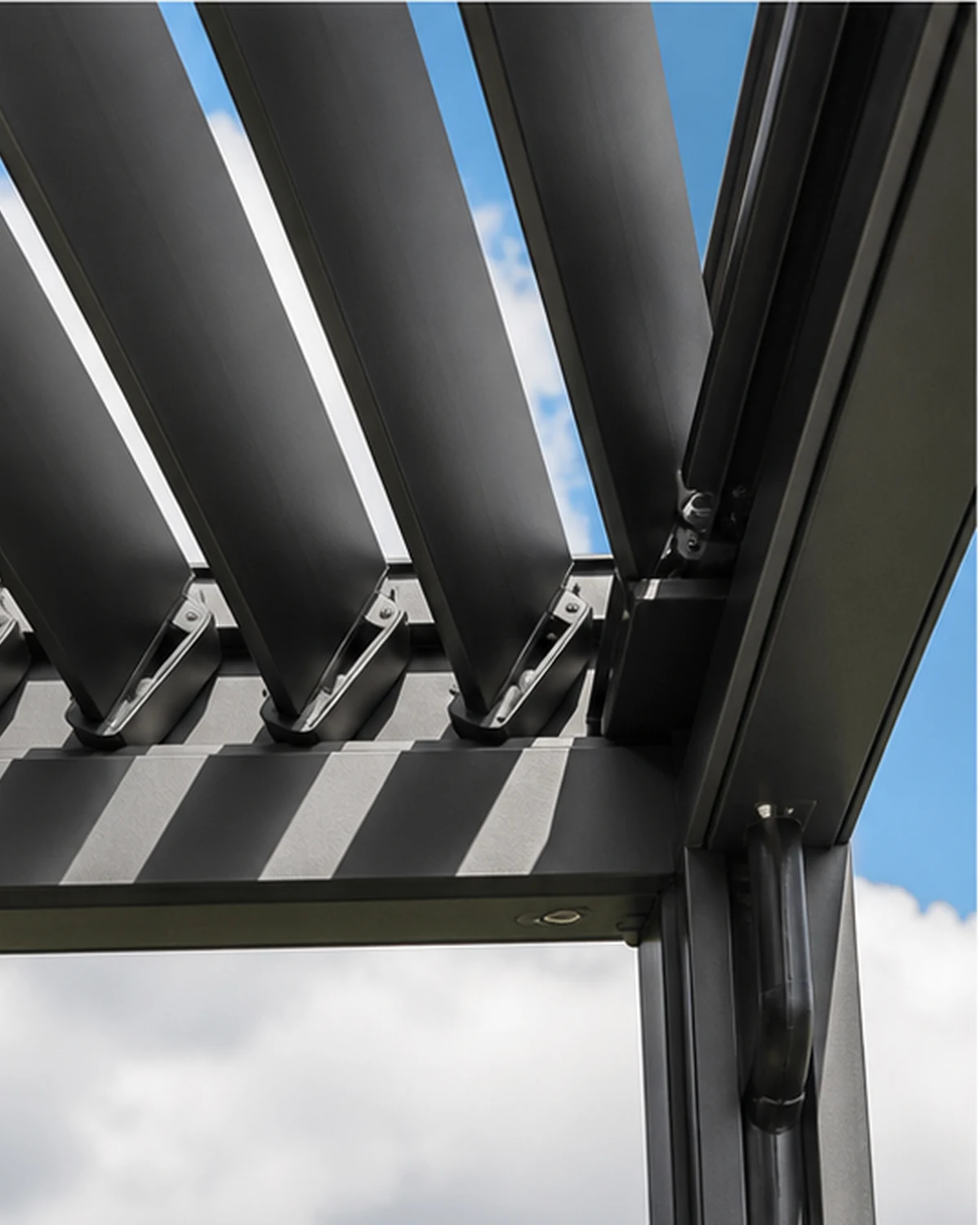 Detail van verstelbare aluminium lamellen en draagkolom