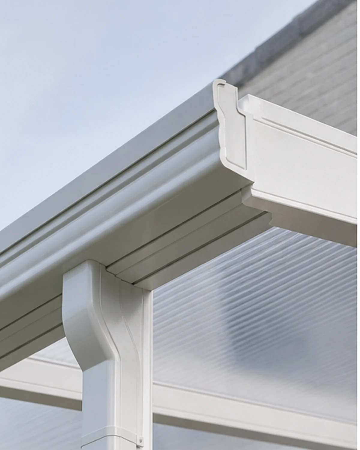 Detail van PVC dakbalk, transparante plaat en geïntegreerde goot
