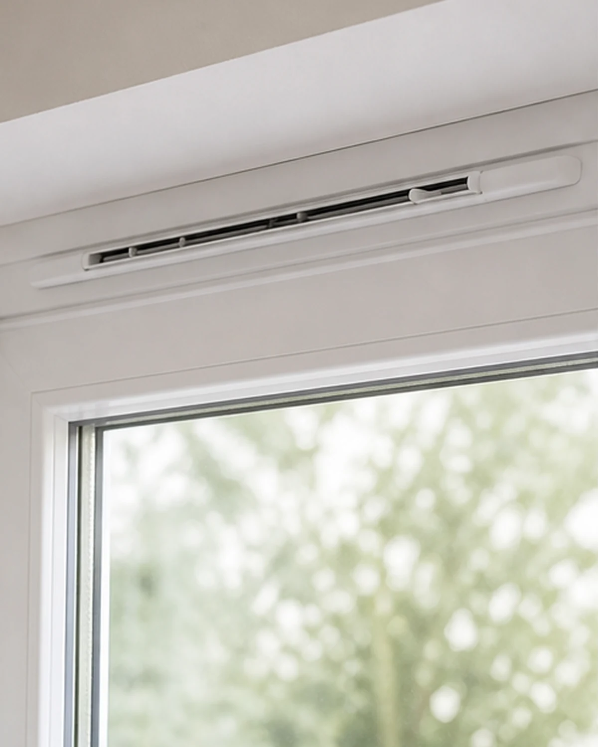 Regelbaar ventilatierooster boven in een PVC raam