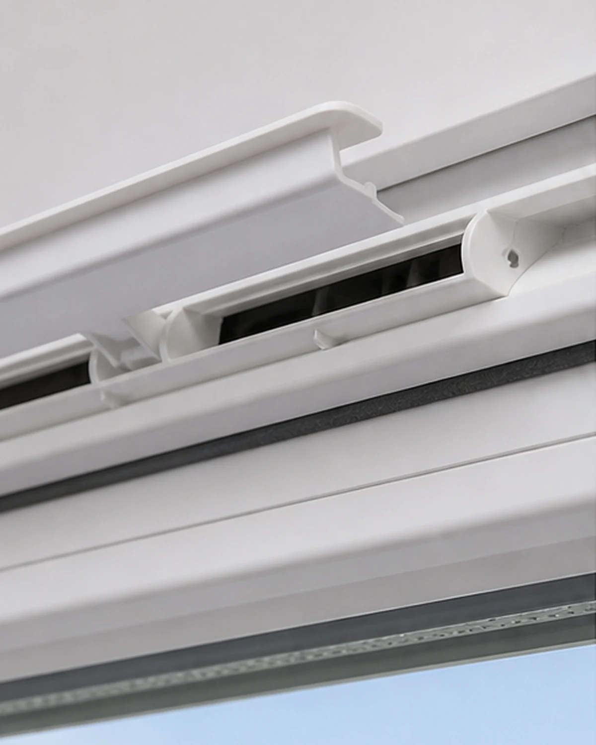 Detail van bedienbare ventilatiesleuven en de aansluiting op het raam