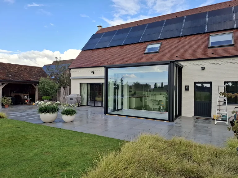 Moderne terrasoverkapping met grote glaspartijen