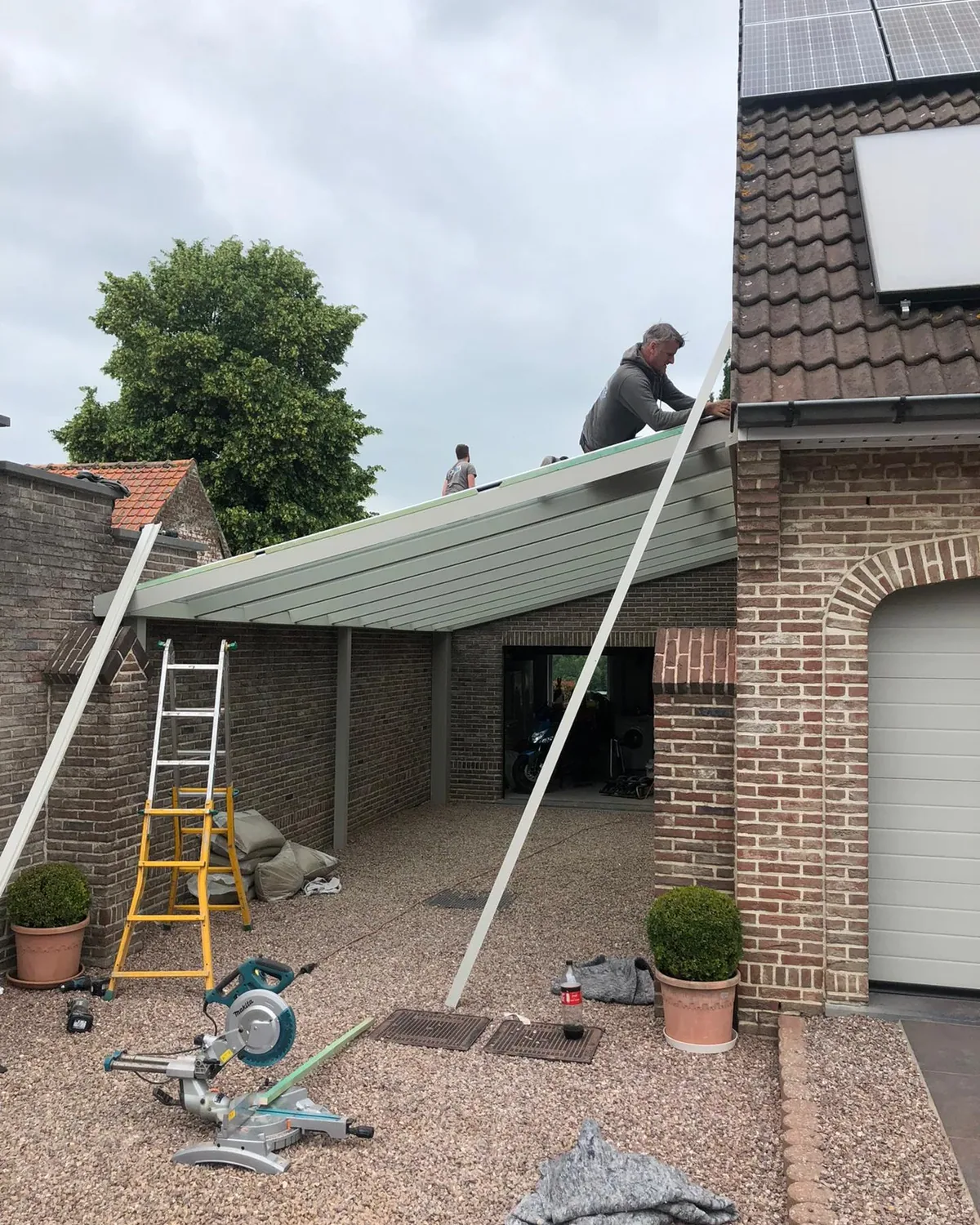Witte terrasoverkapping op maat